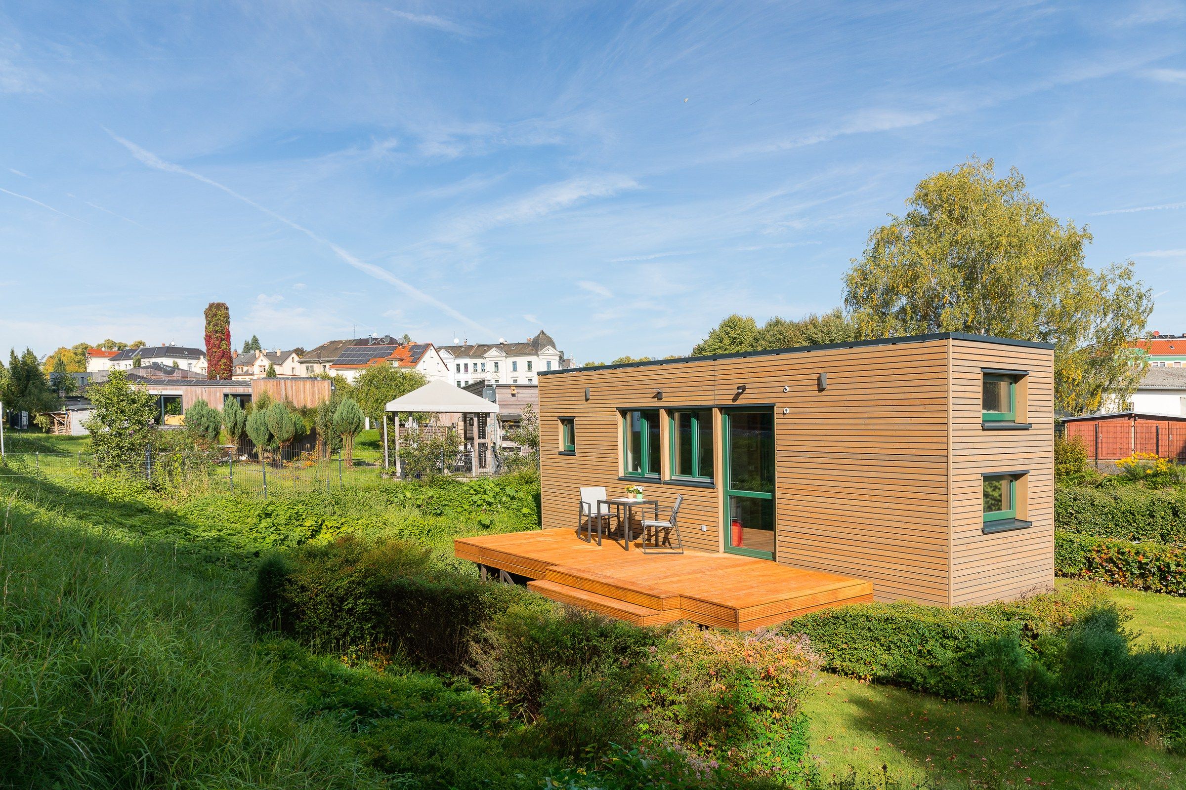 rethink Tiny House in Zittau mit Holzterrasse im Garten